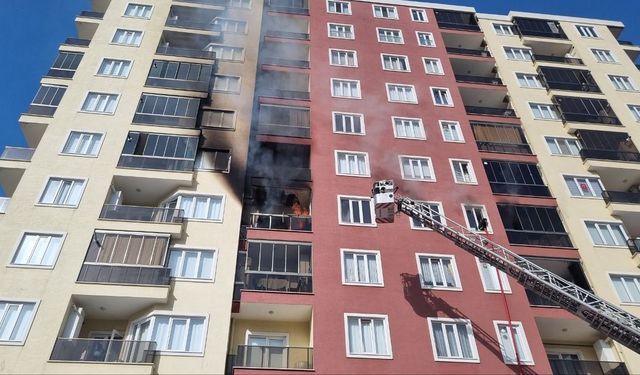 Bursa Yıldırım ilçesinde 11 katlı apartmanda yangın! 5 kişilik aile...