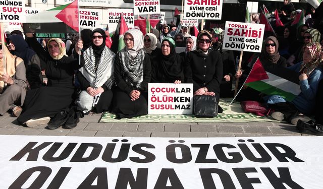 Bursa'da Filistin için sessiz oturma eylemi