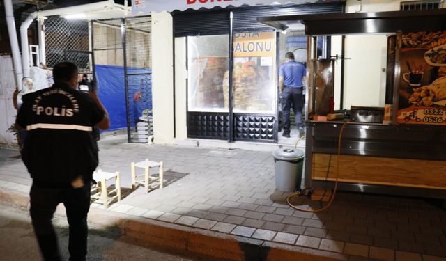Adana Yüreğir ilçesinde dönerci dükkanına silahlı saldırı! Baba ve oğlu yaralandı