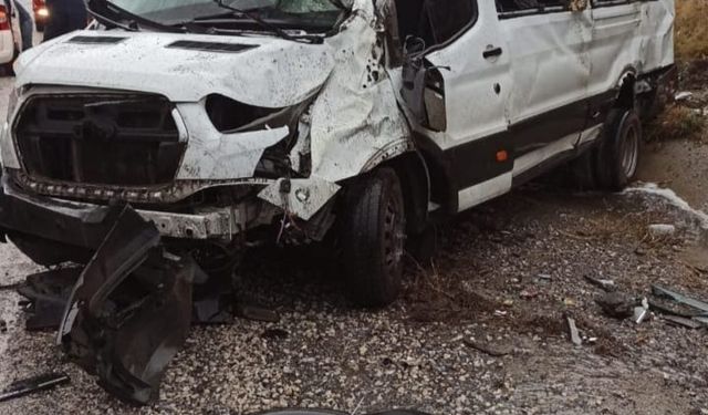 Van - Bitlis karayolunda yolcu minibüsü takla attı: 7 yaralı