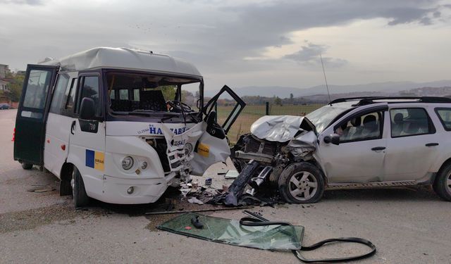 Bursa’da minibüs ile cip çarpıştı! 11 kişi…