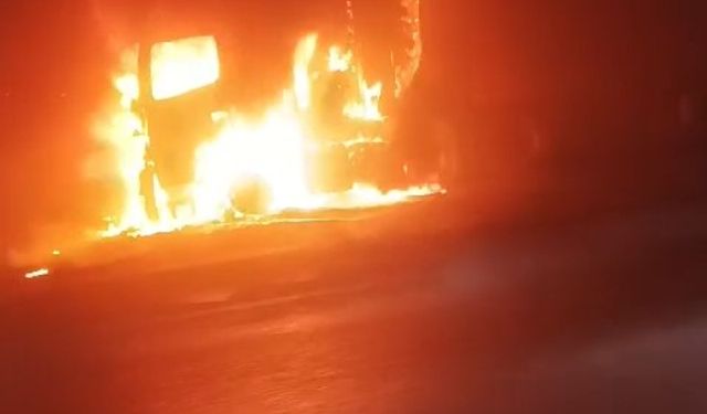 Bursa - İstanbul otobanında seyir halindeki tır alev alev yandı