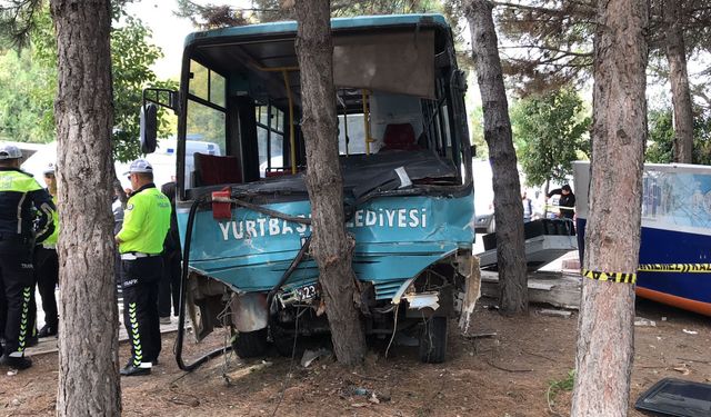 Elazığ’da freni patlayan midibüs araçları biçip parka daldı: 1’i ağır, çoğu öğrenci 27 yaralı