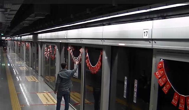 Metroya asılan Türk bayraklarını yırttı!