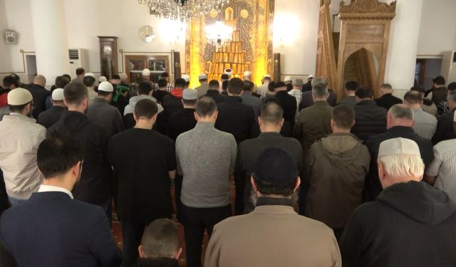 Bursa’da Üftade Camii’nde şehitler için dua okuyup çorba dağıttılar