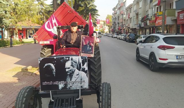Bursa Yenişehir ilçesinde çiftçi Necdet Şahin traktörüyle Cumhuriyet kutlamalarına damga vurdu