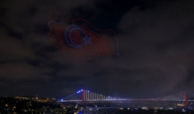İstanbul Boğazı’nda ışık, havai fişek ve dron gösterisi