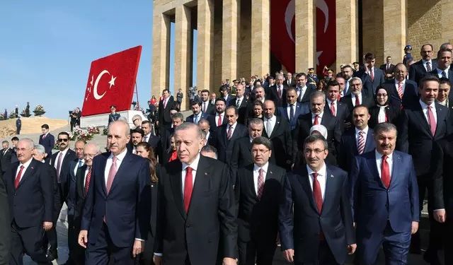 Devlet erkanı Anıtkabir'de! Cumhurbaşkanı Erdoğan'dan Cumhuriyet'in 100. yılı mesajı