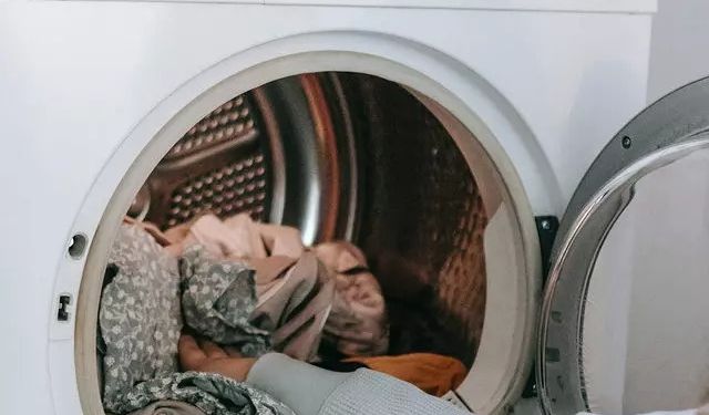 Çamaşır makinesinden kıyafet çıkartırken hayatını kaybetti