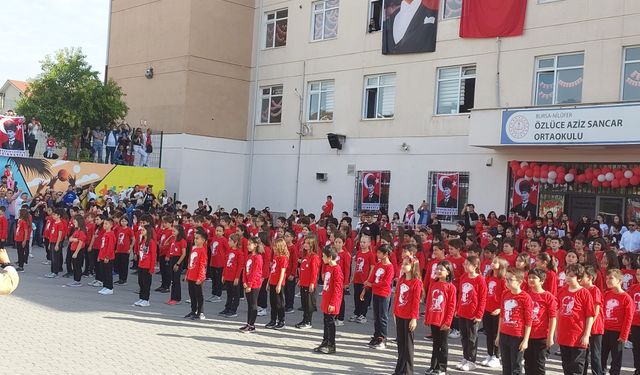 Bursa'da Özlüce Aziz Sancar Ortaokulu'nda coşkulu Cumhuriyet Bayramı