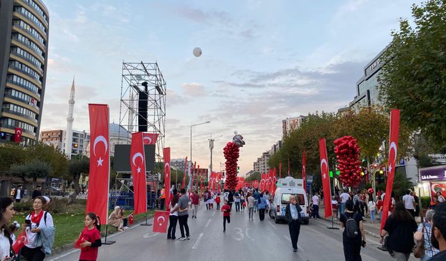 Bursa'da FSM Caddesi'nde Cumhuriyet hareketliliği