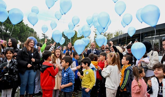 Bursa'da mavi balonlar Filistinli çocuklar için gökyüzüne bırakıldı