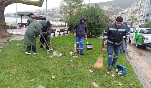 Bursa Büyükşehir Belediyesi ekiplerinden fırtına mesaisi