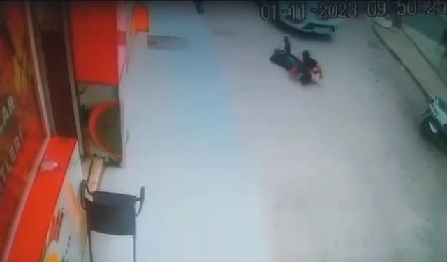 İzmir Buca ilçesinde iki çocuk yol üzerinde şakalaşırken otomobilin altında kaldı