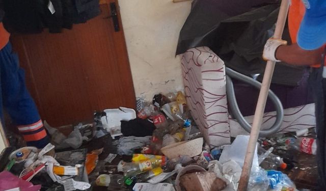 Silivri Selimpaşa'da bir evden 4 kamyon çöp çıktı