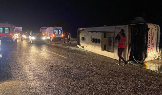 Zonguldak Çaycuma ilçesinde kamyonet ile işçi servisi çarpıştı: 11 yaralı