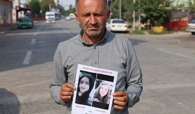 Adana’da elinde ilanla sokak sokak gezip kayıp kızı ve arkadaşını arıyor