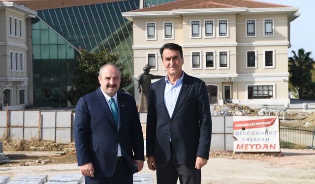 AK Parti Bursa Milletvekili Mustafa Varank Osmangazi Meydanı’nı inceledi