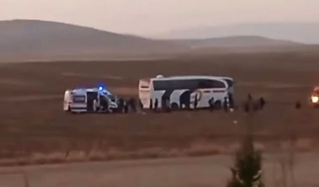 Konya Kadınhanı ilçesi yakınlarında yolcu otobüsü traktöre çarptı: 8 yaralı