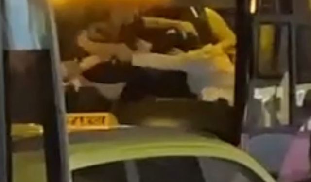 Sakarya Sapanca ilçesinde şoförler yolcu otobüsünde tekme tokat birbirlerine girdi
