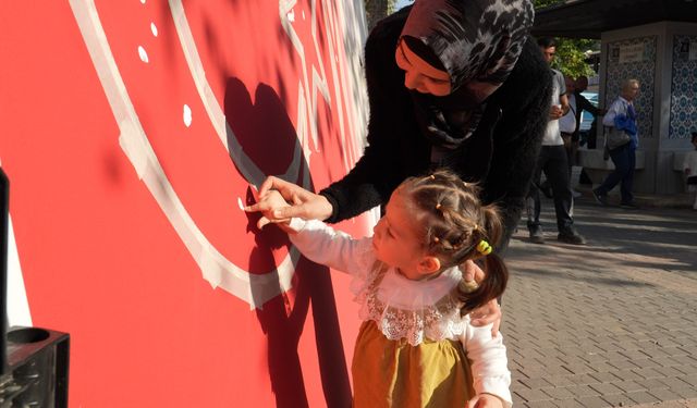 Bursa'da boyalı parmaklarla Atatürk silueti oluşturdular