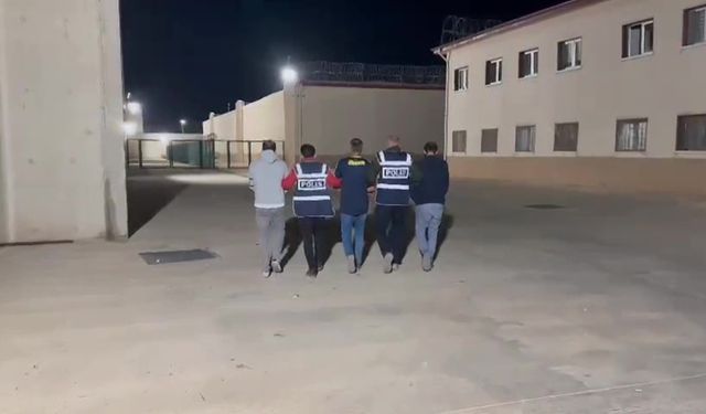 Hatay Kırıkhan ilçesinde okuldan ve enkazdan hırsızlık yapan 5 kişi tutuklandı