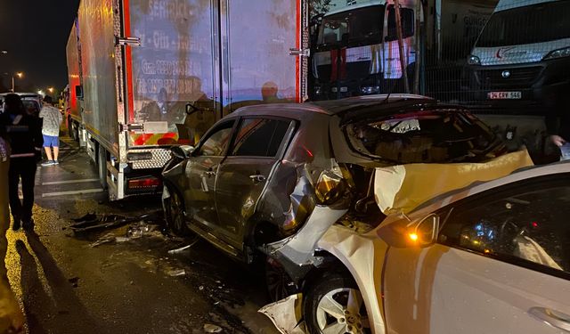 İstanbul Güngören'de seyir halindeki otomobil park halindeki araca çarptı: 1 ölü, 5 yaralı