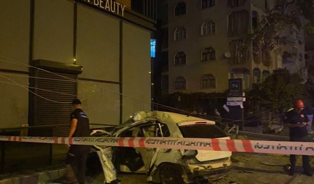 Antalya Muratpaşa ilçesinde otomobil iş yeri duvarına çarptı! 2 ölü
