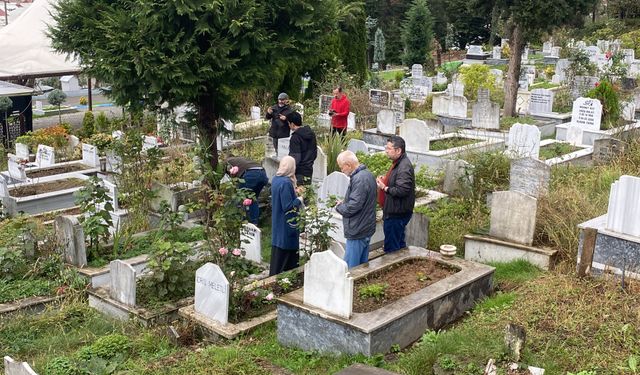 12 Kasım 1999 Düzce depreminde hayatını kaybedenler mezarları başında anıldı
