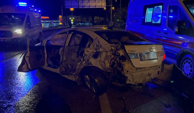 Bursa İnegöl ilçesinde otomobil bariyerlere çarptı! 5 yaralı