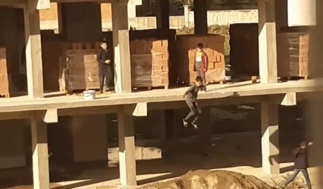 Bursa İnegöl ilçesinde çocukların inşatta tehlikeli oyunu