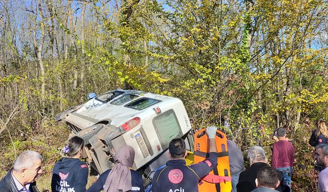 Bartın'da yolcu minibüsü yoldan çıkıp şarampole devrildi: 1 ölü, 11 yaralı