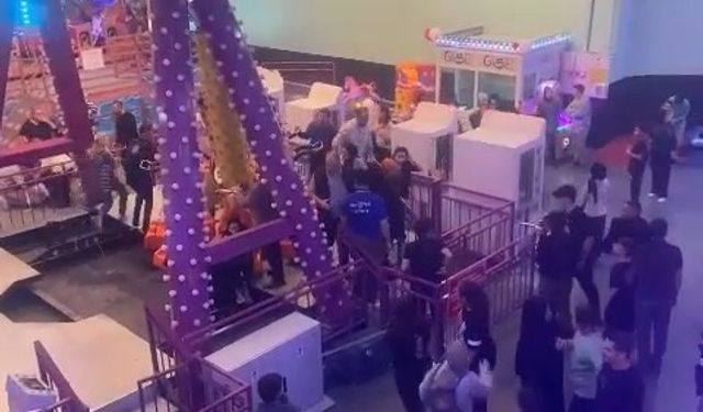 Bursa’da Korupark Alışveriş Merkezi'nde çocukların bindiği oyuncak devrildi