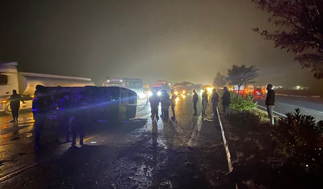 Diyarbakır Yenişehir ilçesinde yolcu minibüsü devrildi: 14 yaralı