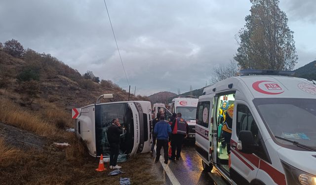 Amasya’da feci kaza! Yolcu otobüsü devrildi: 27 yaralı