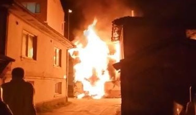 Bursa İnegöl ilçesinde devrilen ısıtıcıdan çıkan yangın evi küle çevirdi: 1 yaralı