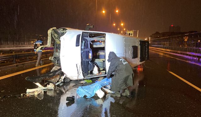 İstanbul Bağcılar’da minibüs bariyerlere çarpıp devrildi: 1 ölü, 1 yaralı