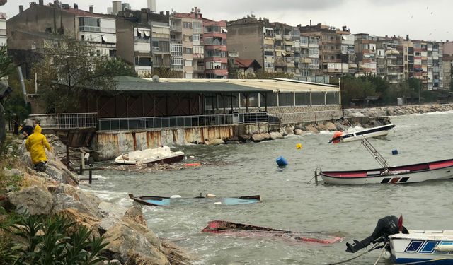 Bursa'da Gemlik ilçesinde fırtına sonrası tekneler alabora oldu
