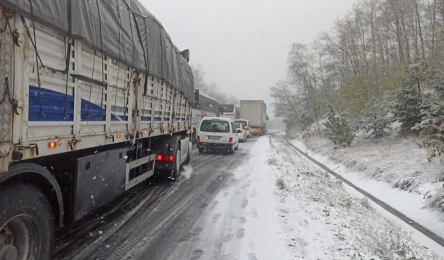 Bursa İnegöl yolu kar yağışı sebebiyle trafiğe kapandı! Araçlar mahsur kaldı