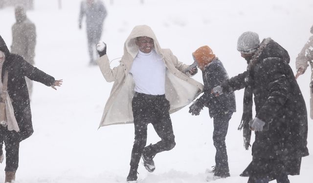 Bursa Uludağ'da kar sevinci! Vatandaşlar zirveye akın etti
