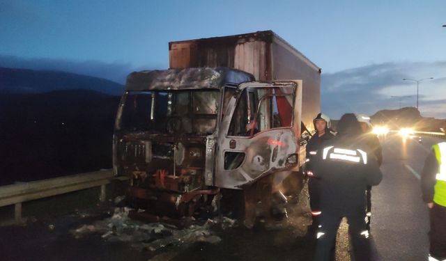 Bursa'da kamyon alev alev yandı! Sürücü son anda canını kurtardı