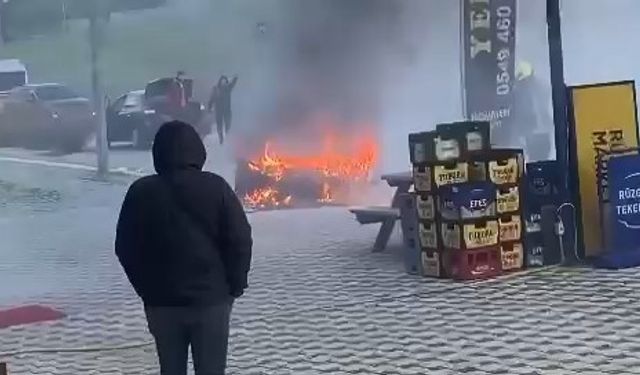 Bursa’da Nilüfer ilçesinde otomobil alev alev yandı