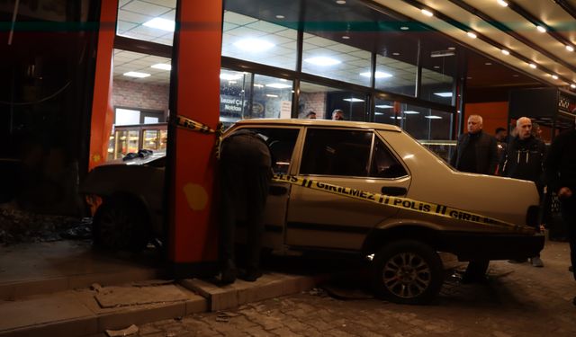 Adana'da kontrolden çıkan otomobil kuruyemiş dükkanına daldı! İş yeri sahibi öldü