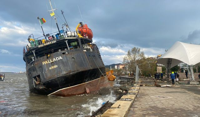 Zonguldak Ereğli ilçesinde karaya oturan geminin kurtarılan 1 mürettebatı kalp krizinden öldü