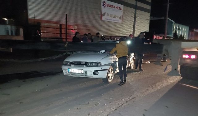 Hatay Payas ilçesinde tır dorsesinin altında sıkışan aracın sürücüsü ağır yaralandı