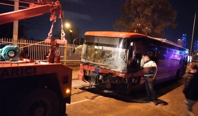 İzmir Bayraklı ilçesinde belediye otobüsü ile otomobil kafa kafaya çarpıştı: 1 ölü, 2 yaralı