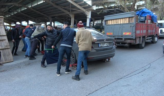 Bursa'da hatalı park edilen otomobillere pazarcı esnafından kaydıraklı çözüm