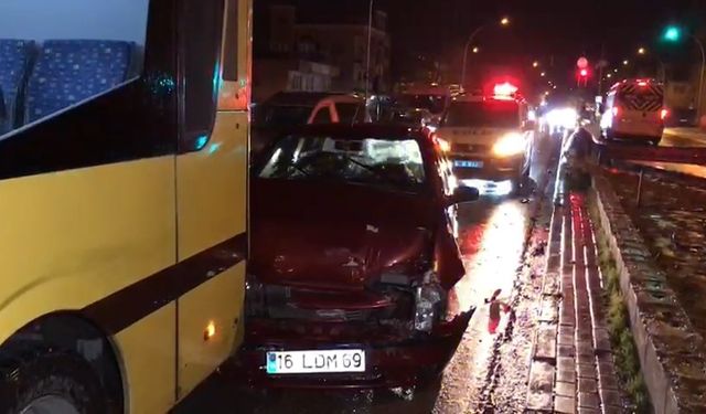 Bursa’da otomobil otobüse arkadan çarptı!