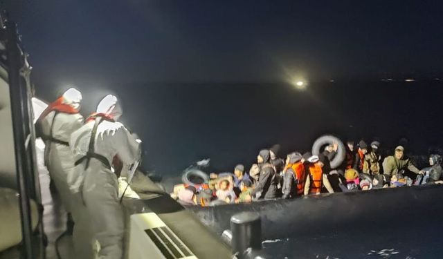İzmir açıklarında 39 düzensiz göçmen yakalandı ve 47 göçmen kurtarıldı