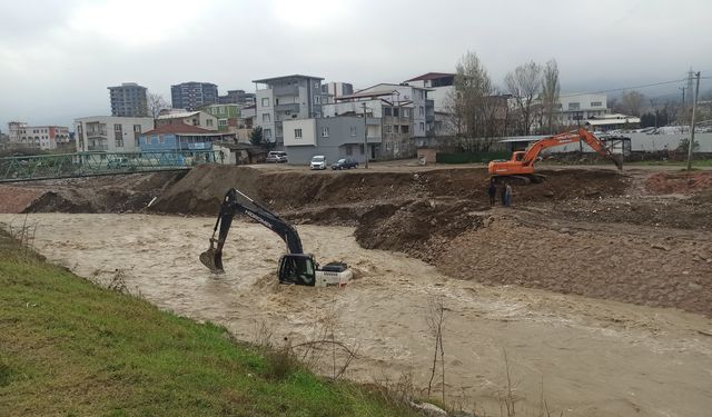 Bursa’da kepçe operatörü sel sularında mahsur kaldı